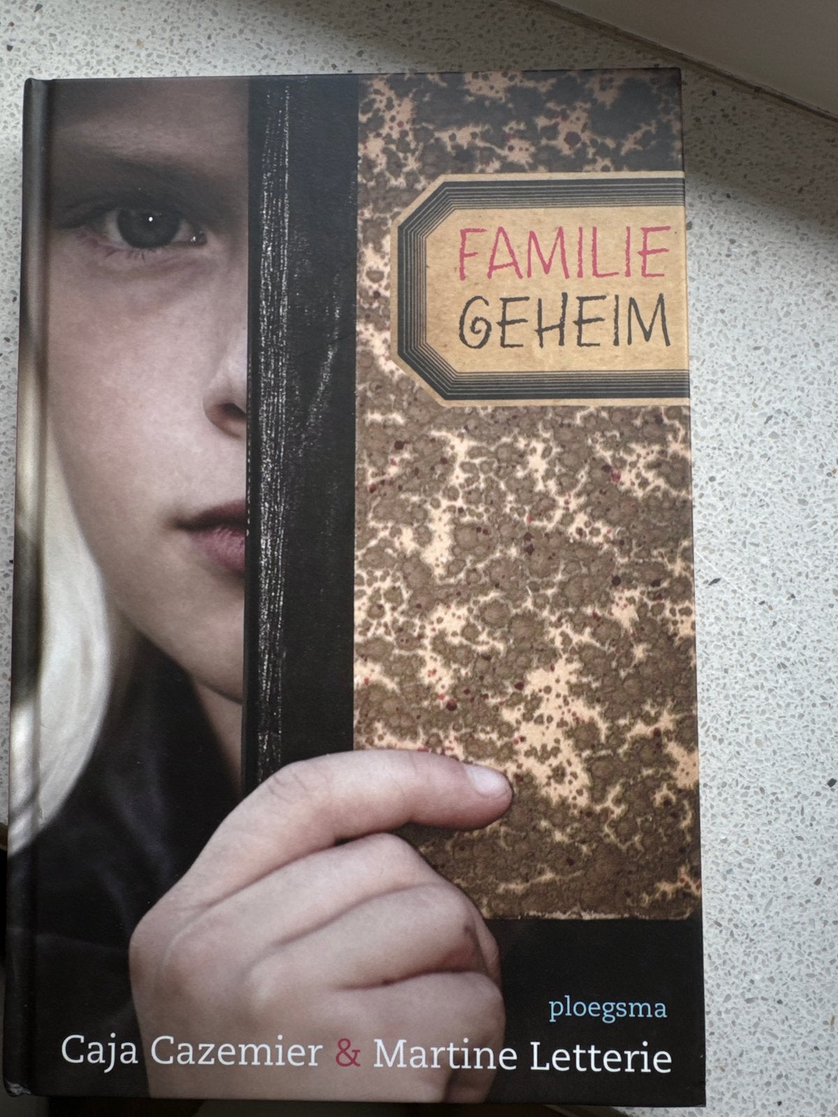Familie Geheim - Caja Cazemier & Martine Letterie, Ophalen of Verzenden, Zo goed als nieuw, Fictie