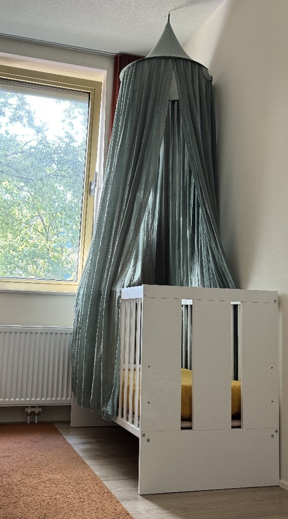 Ledikant 60x120 incl. matras, beddengoed & klamboe, Ophalen, Zo goed als nieuw, Ledikant