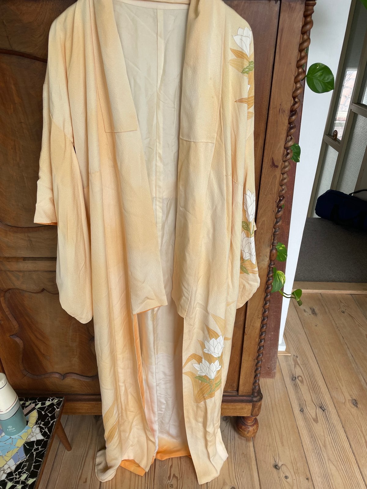 Traditionele Japanse kimono in zonnige kleur met bloemen, Ophalen of Verzenden, Badjas