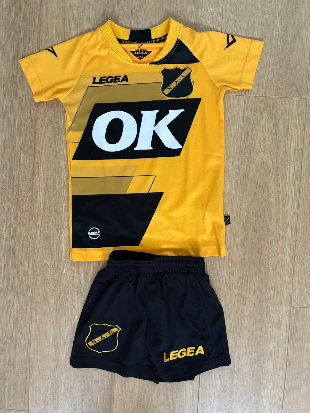 NAC thuis tenue 4xs - ca maat 110-116, Sport en Fitness, Voetbal, Ophalen of Verzenden, Zo goed als nieuw