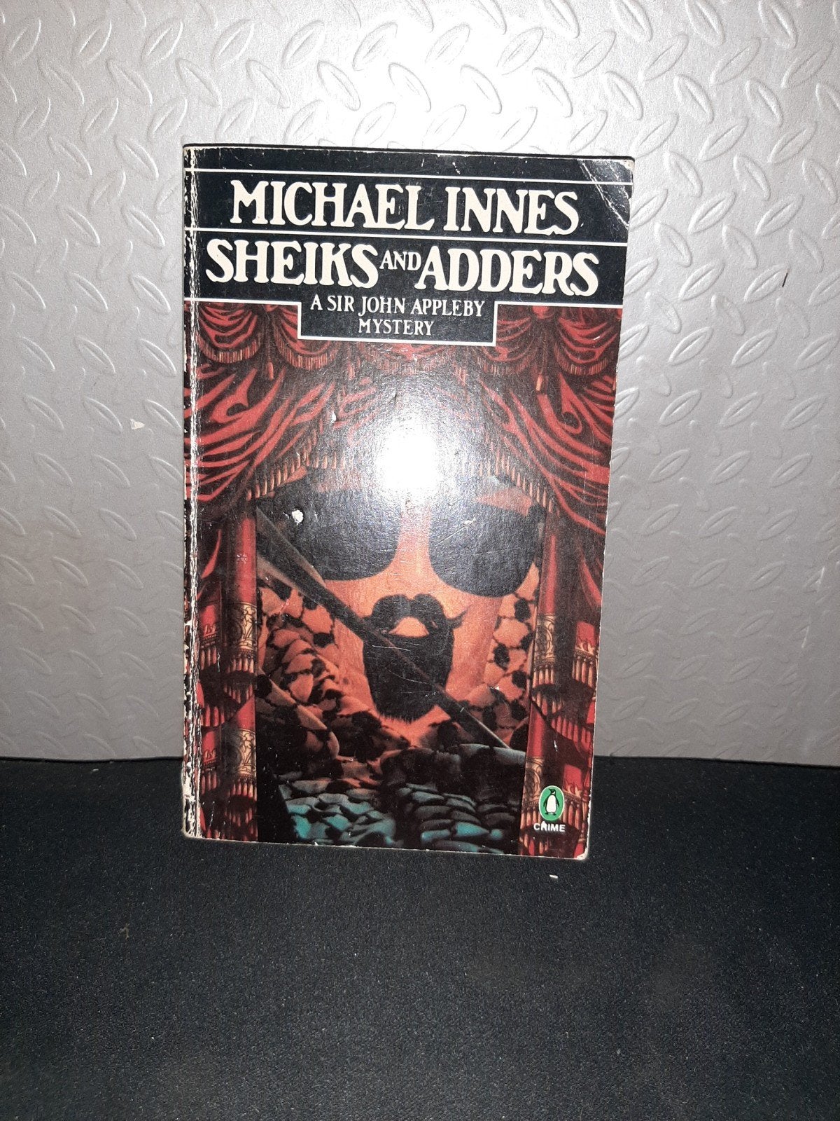 Michael Innes - Sheiks and Adders (Engels), Boeken, Detectives, Ophalen of Verzenden, Gelezen, Michael Innes