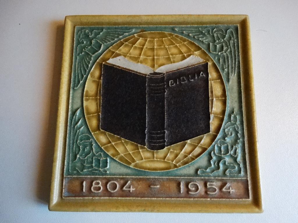 Biblia 1804 - 1954, reliëftegel Delft voorstelling open boek, Antiek en Kunst, Antiek | Wandborden en Tegels, Verzenden
