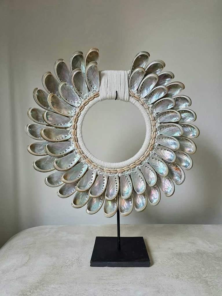 Abalone schelpenketting op standaard uit Bali, Ophalen of Verzenden, Tropical home, 6951nk, Nieuw