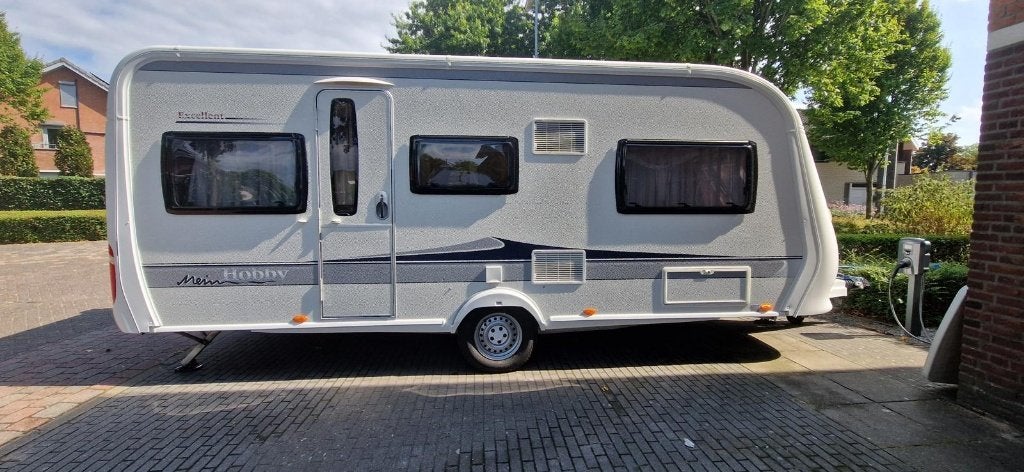 Keurig onderhouden Hobby 495 UL Excellent uit 2012, Caravans en Kamperen, Caravans, 2 aparte bedden, Rondzit, Hobby, Particulier