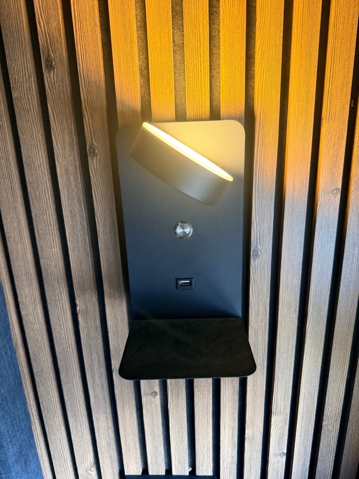 Moderne wandlamp met plankje en USB-oplader, Bedlamp, Zwart, Overige fittingen, Ophalen of Verzenden