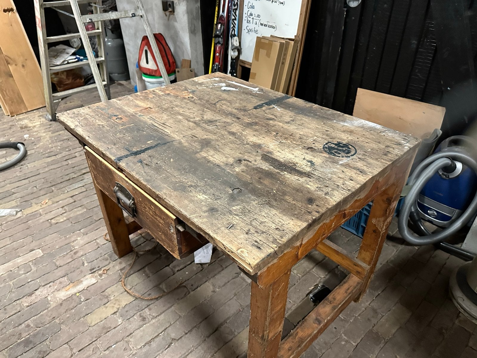 Robuuste oude Werkbank met Lade, Huis en Inrichting, Tafels | Sidetables, Gebruikt, 100 tot 150 cm, Ophalen of Verzenden, 25 tot 50 cm