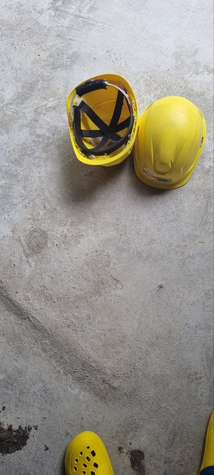 Te koop 3 Gele bouwhelmen, Ophalen