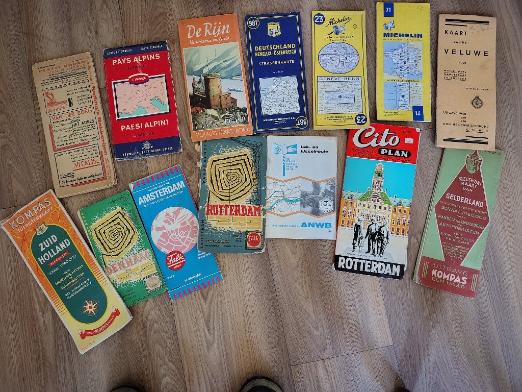 Doos met diverse landkaarten en plattegronden, Overige gebieden, Landkaart, 1800 tot 2000, Ophalen