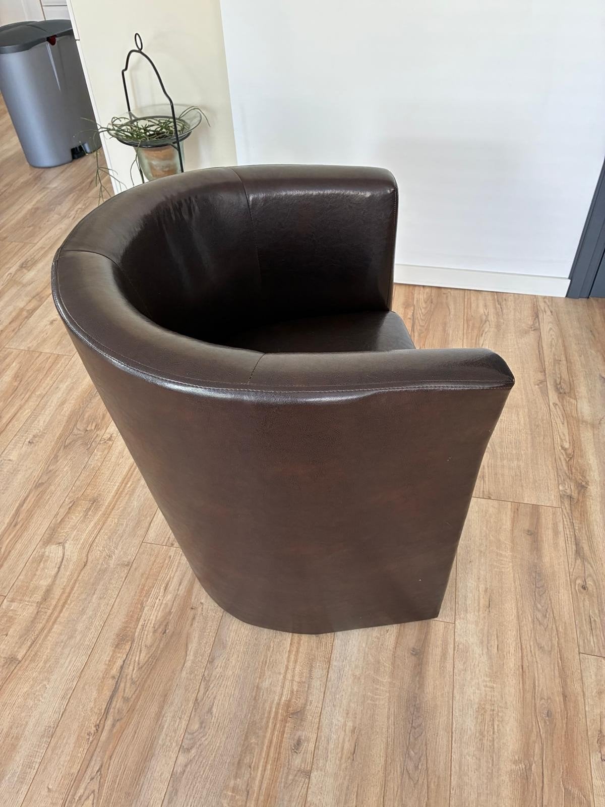Twee comfortabele donkerbruine fauteuils, Ophalen, Gebruikt