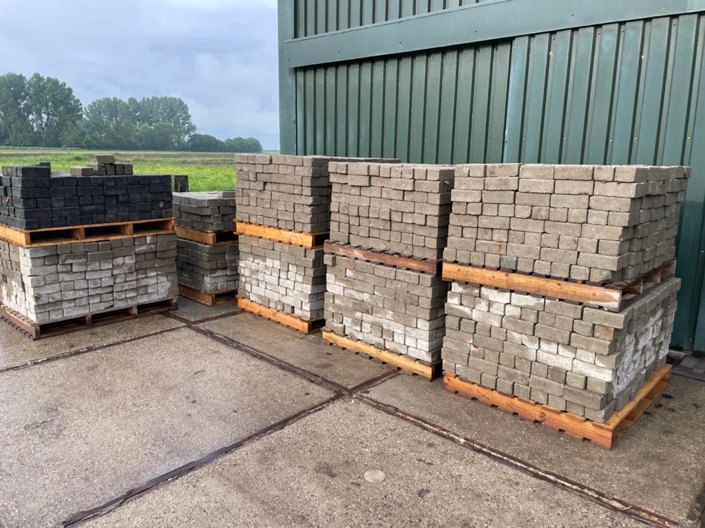 2 jaar oud bkk klinkers grijs +-90 m2, Ophalen of Verzenden, Zo goed als nieuw