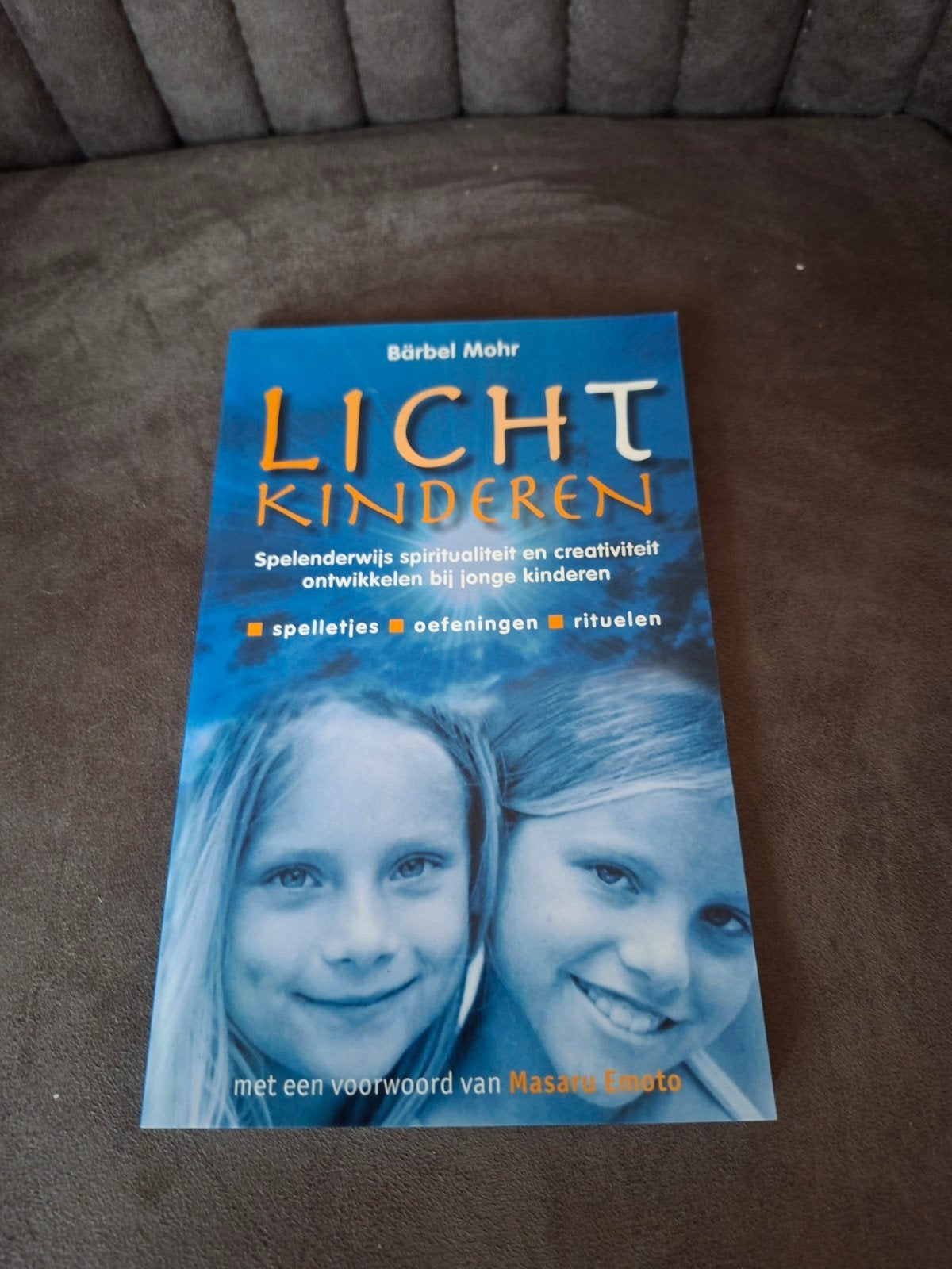 Lichtkinderen: Spiritualiteit en creativiteit voor kinderen, Spiritualiteit algemeen, Ophalen of Verzenden, Zo goed als nieuw