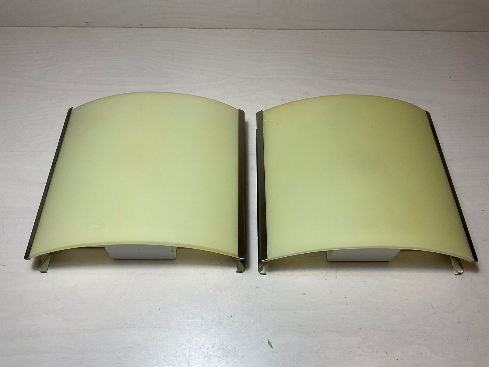 Set van twee Italiaanse wandlampen, metalen wandbevestiging, Ophalen of Verzenden, Gebruikt, Glas