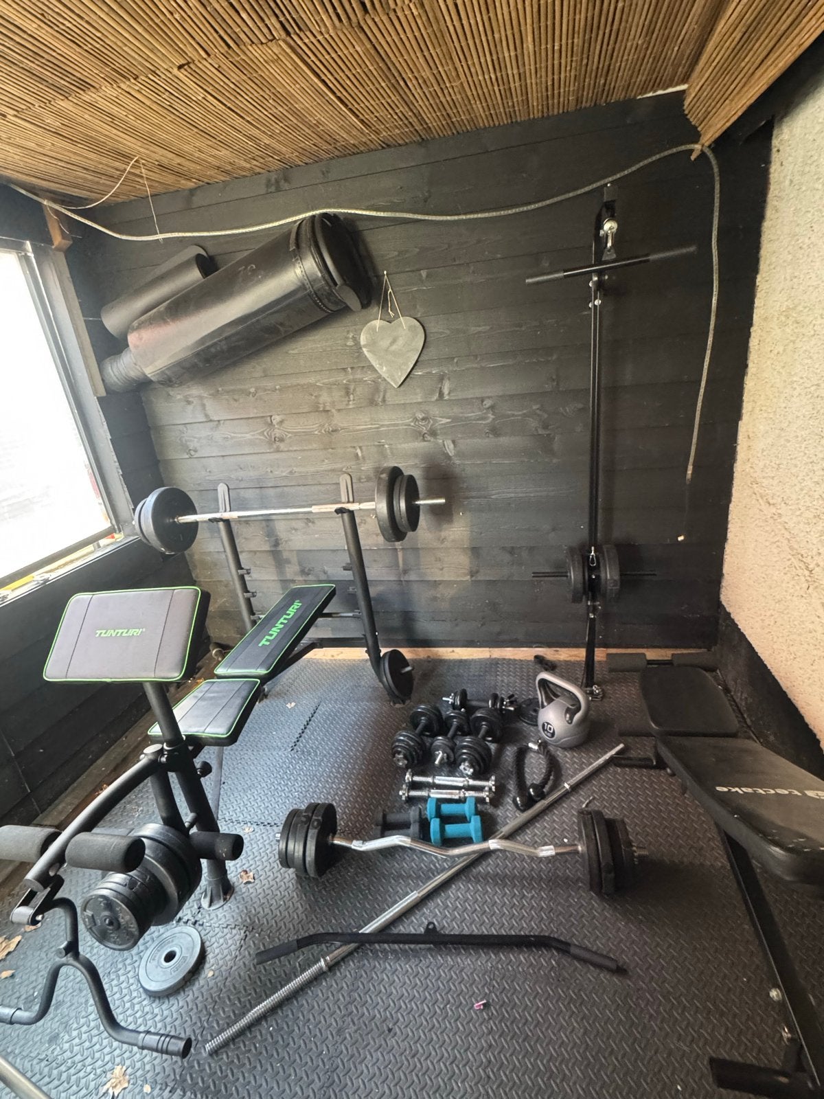Complete Tunturi Thuis Gym Set met 100+ kg Halters, Ophalen, Krachtstation, Armen, Zo goed als nieuw