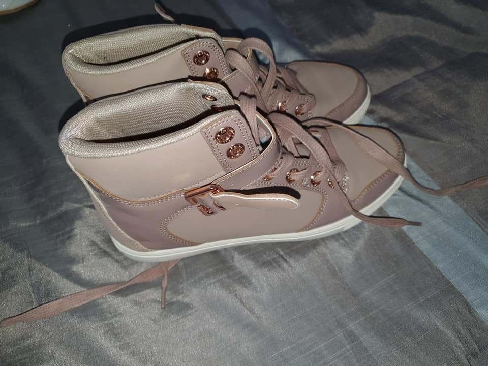 Stijlvolle roze sneakers met gesp maat 38, Ophalen of Verzenden, Roze, Sneakers of Gympen, Onbekend