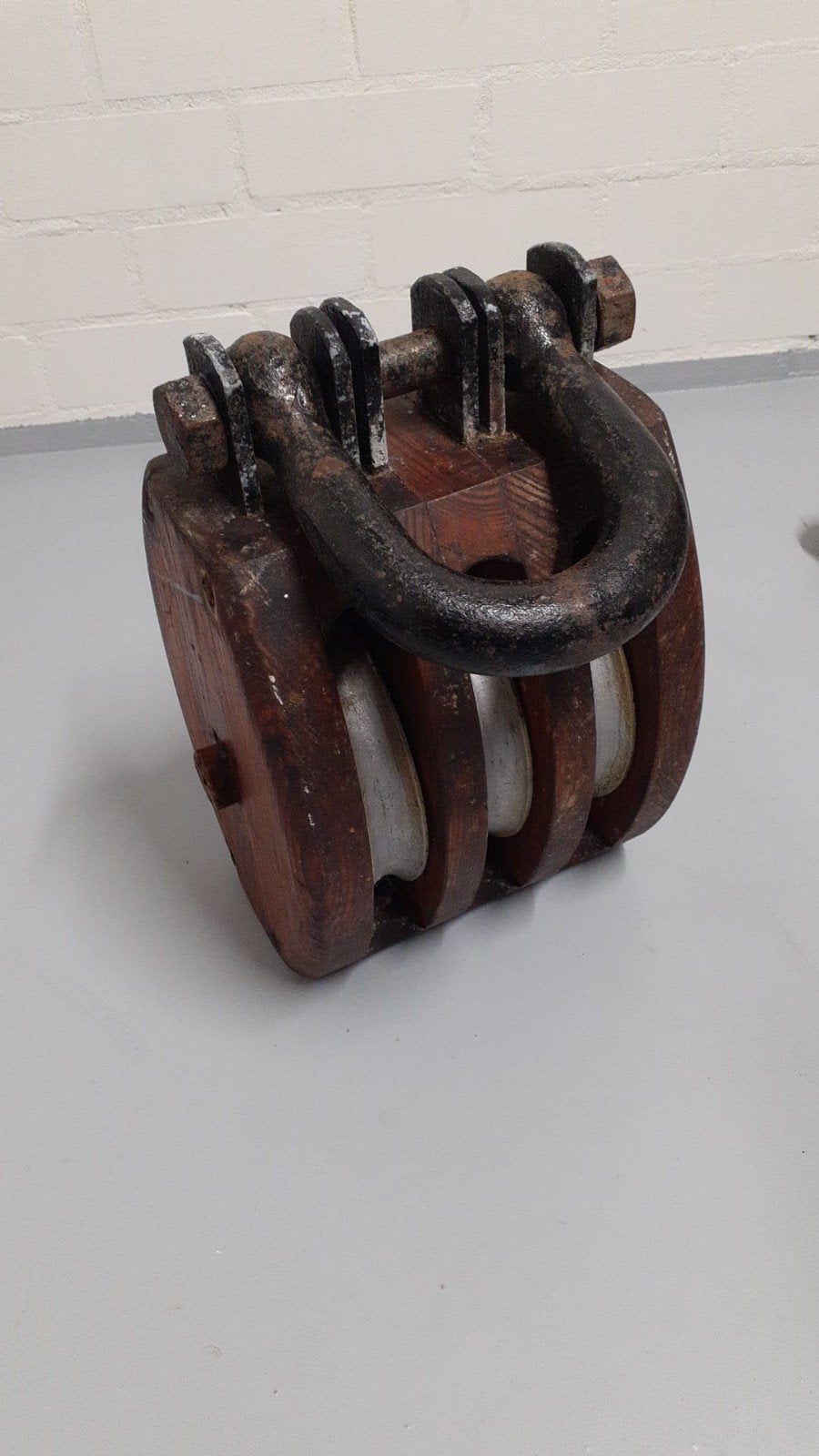 Antieke houten katrol met drie schijven, Ophalen