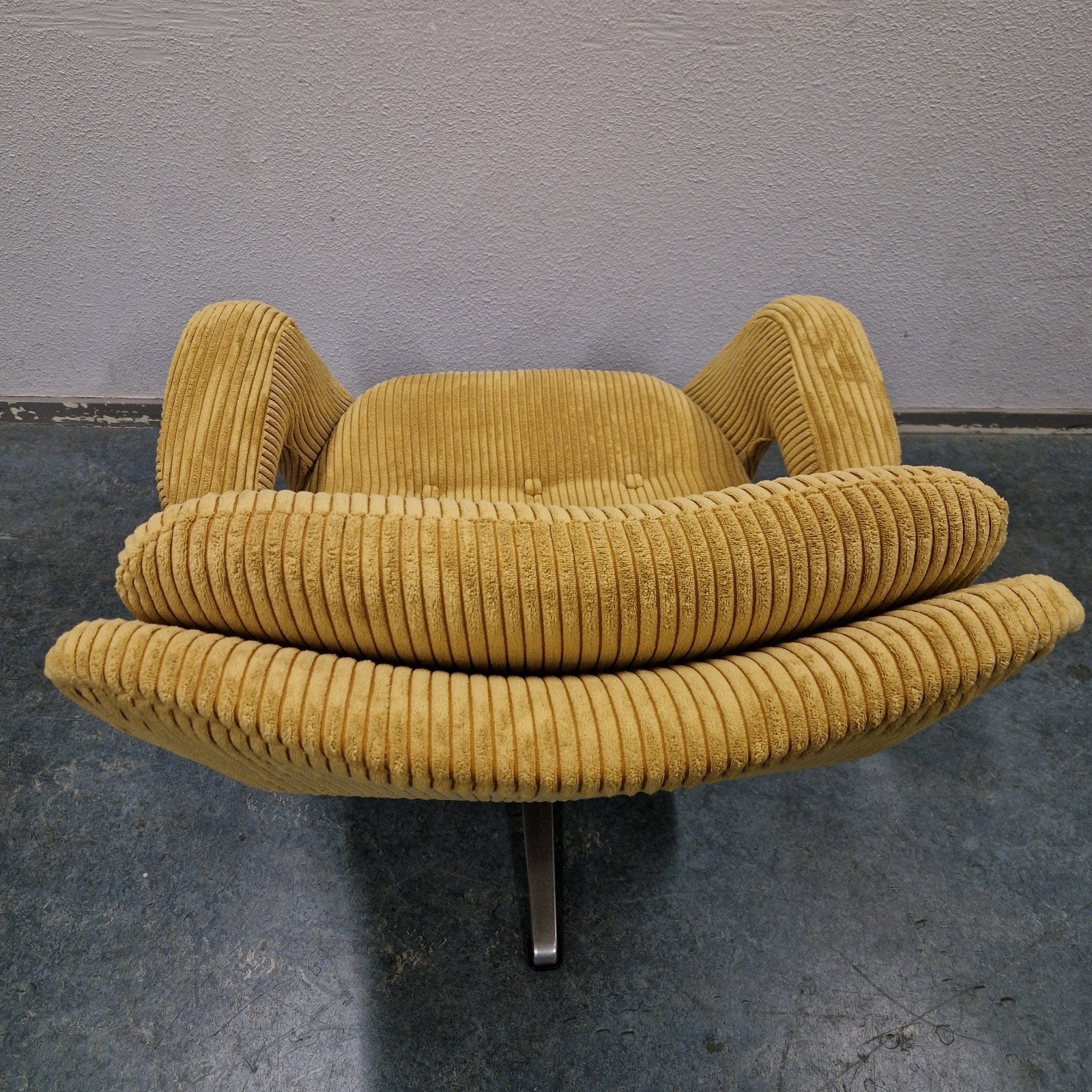 Foto 7 van vintage draaifauteuil Romefa nieuw bekleed jaren 60 ribstof
