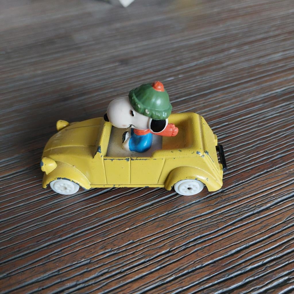 Vintage Snoopy in gele auto - Peanuts verzamelobject, Ophalen of Verzenden