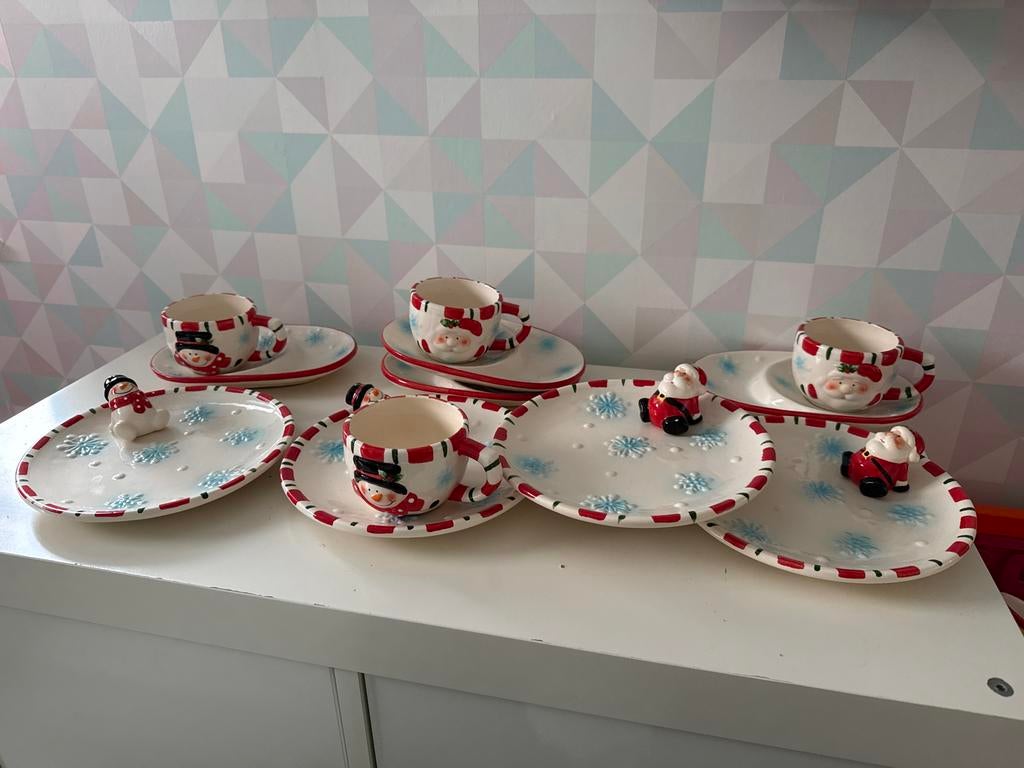 Kerst servies met Kerstman en Sneeuwpop figuren, Keramiek, Ophalen of Verzenden, Zo goed als nieuw, Overige stijlen