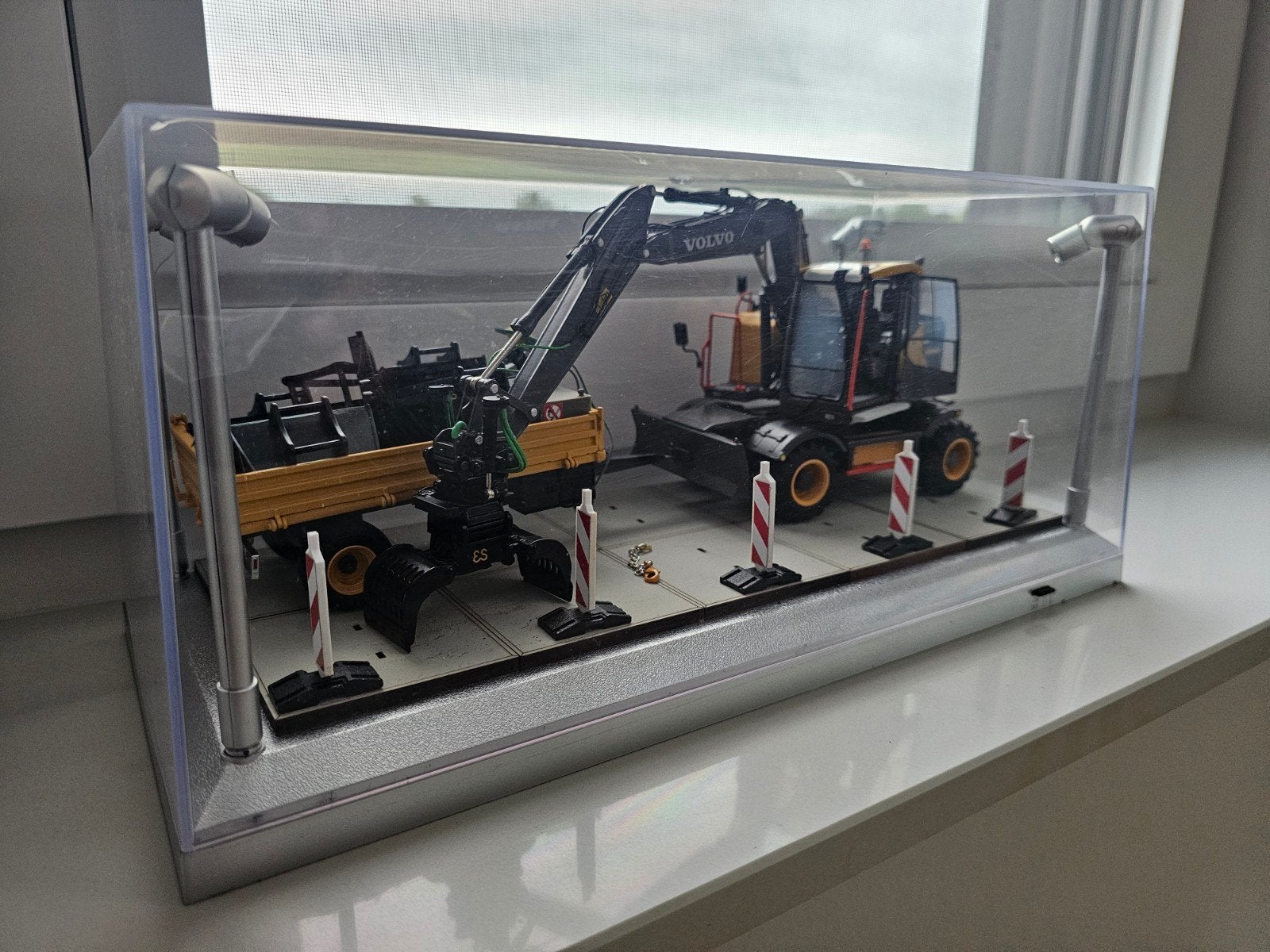 At collections Volvo EWR150E met aanbouwdelen en bakkenwagen, Ophalen, Zo goed als nieuw, Tractor of Landbouw, Overige merken