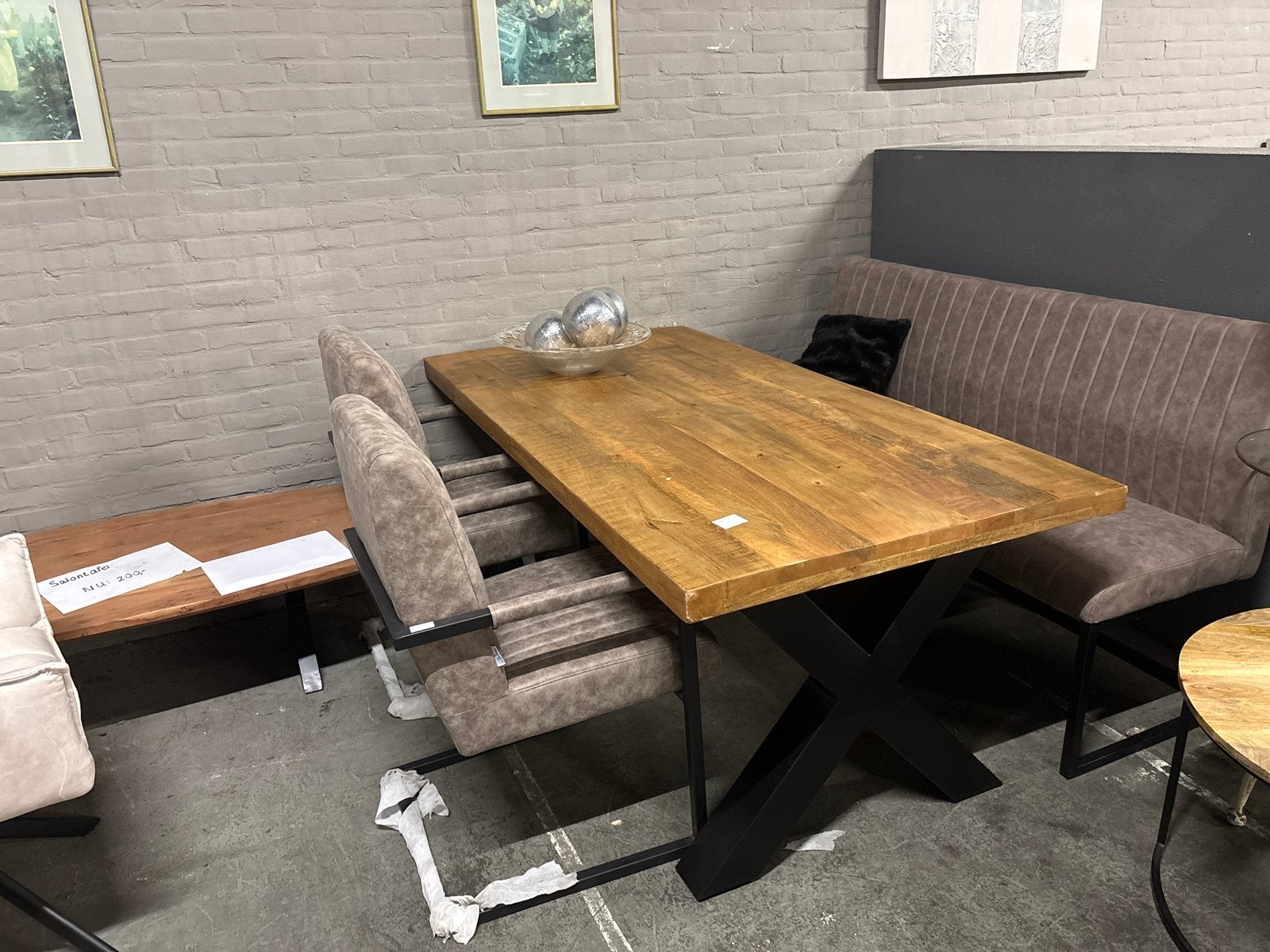 Robuuste eettafel met X-poot en bijpassende bank, Ophalen, Outletliving7@gmail.com, Nieuw, Vier