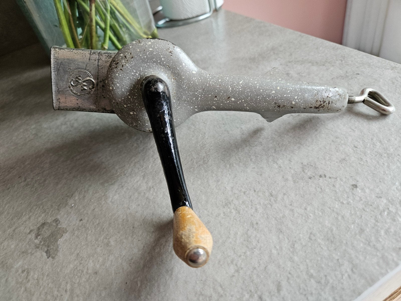 Vintage handmatige kaasrasp/notenmolen met tafelklem, Ophalen