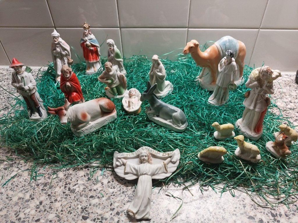 BEELDENGROEP ANTIEK, BISCUIT PORSELEIN, 17 STUKS BEELDJES, Diversen, Ophalen of Verzenden, Gebruikt