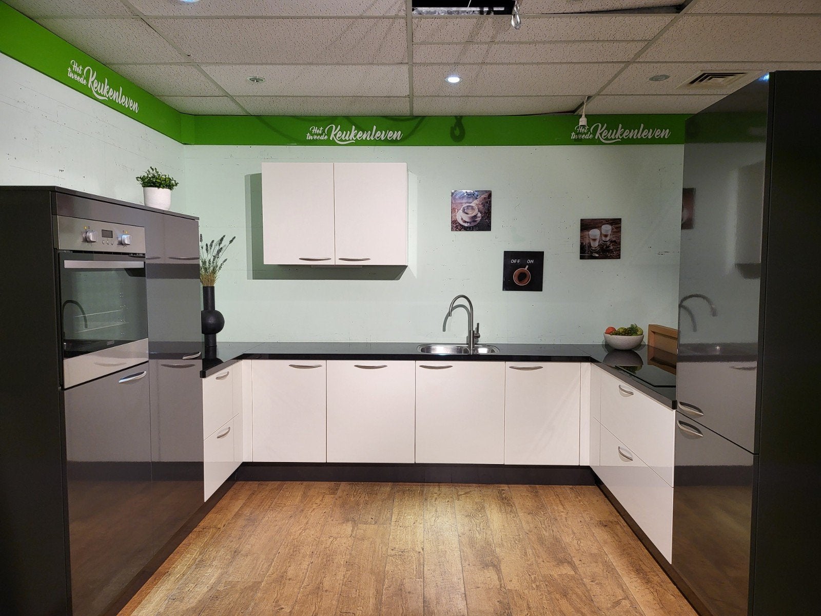 Moderne U-keuken met inbouwapparatuur, Ophalen, U-keuken, Wit, Graniet of Steen
