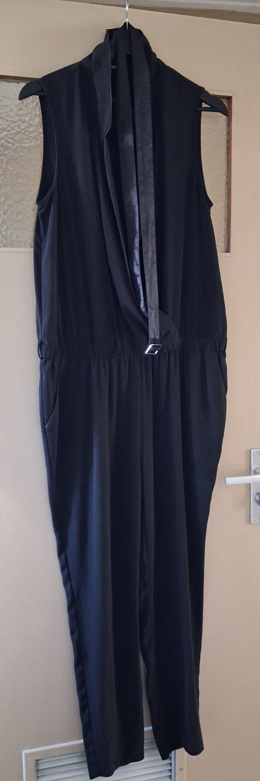 Zwarte jumpsuit met ceintuur - Zeer goede conditie, Ophalen of Verzenden, Zo goed als nieuw, Zwart