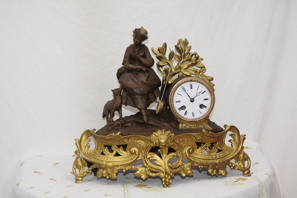Klok met figuur en dier ( Brons antiek, Ophalen of Verzenden
