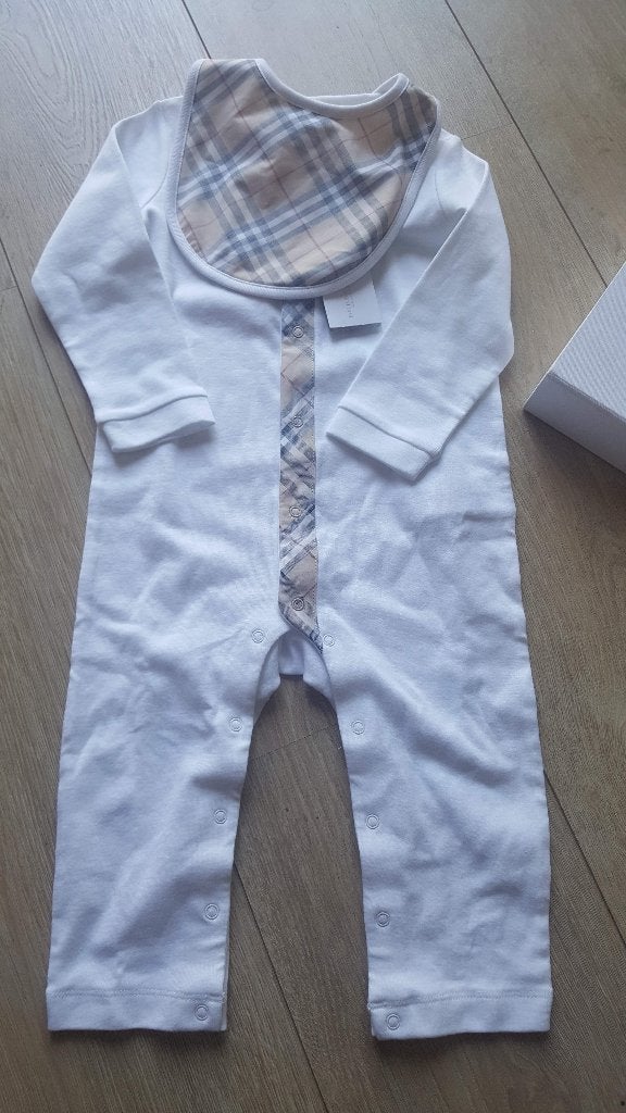 Burberry boxpakje wit en slabber (setje) 12 mnd > maat 80, Ophalen, Jongetje of Meisje, Nieuw, Setje
