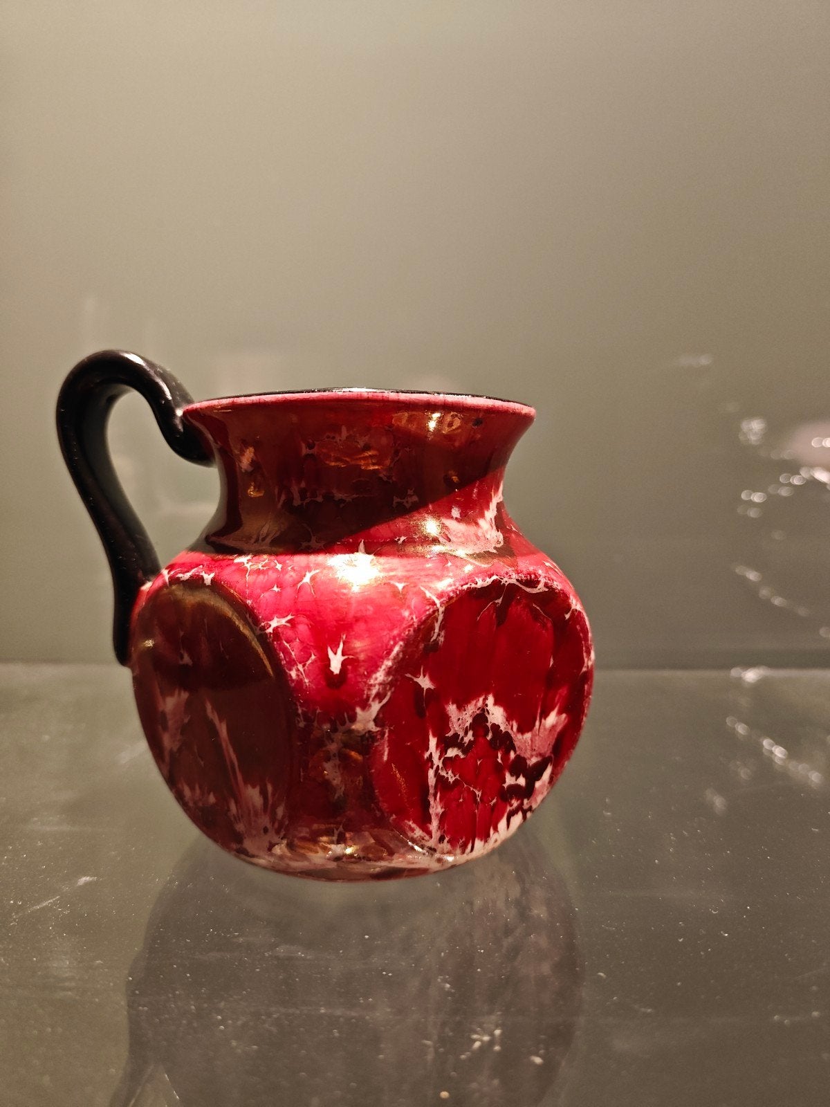 Vintage Rood Marmeren Keramische Kan met Zwart Handvat, Antiek en Kunst, Antiek | Keramiek en Aardewerk, Ophalen of Verzenden