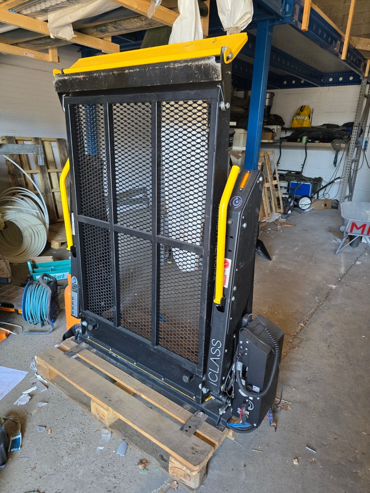 plateaulift sprinter rolstoellift, Ophalen