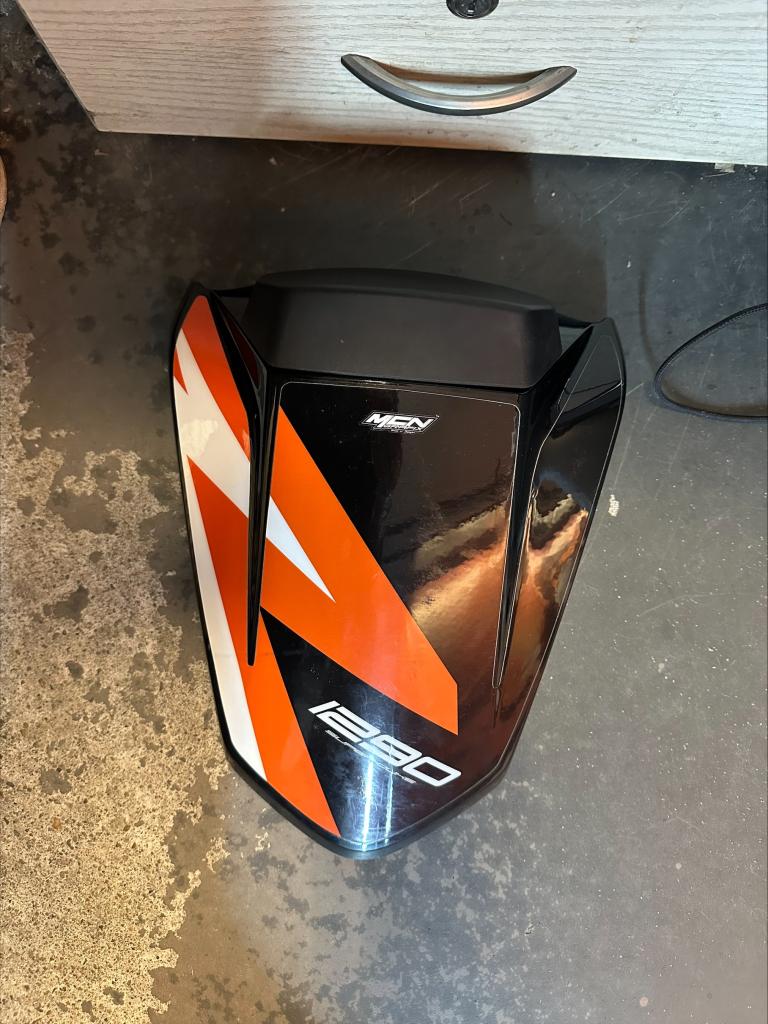 KTM Bijrijder Zadel Cover 1290 Super Duke R, Motoren, Stallhofnerstraße 3 A-5230 Mattighofen, Press@ktm.com, Nieuw, Ophalen of Verzenden