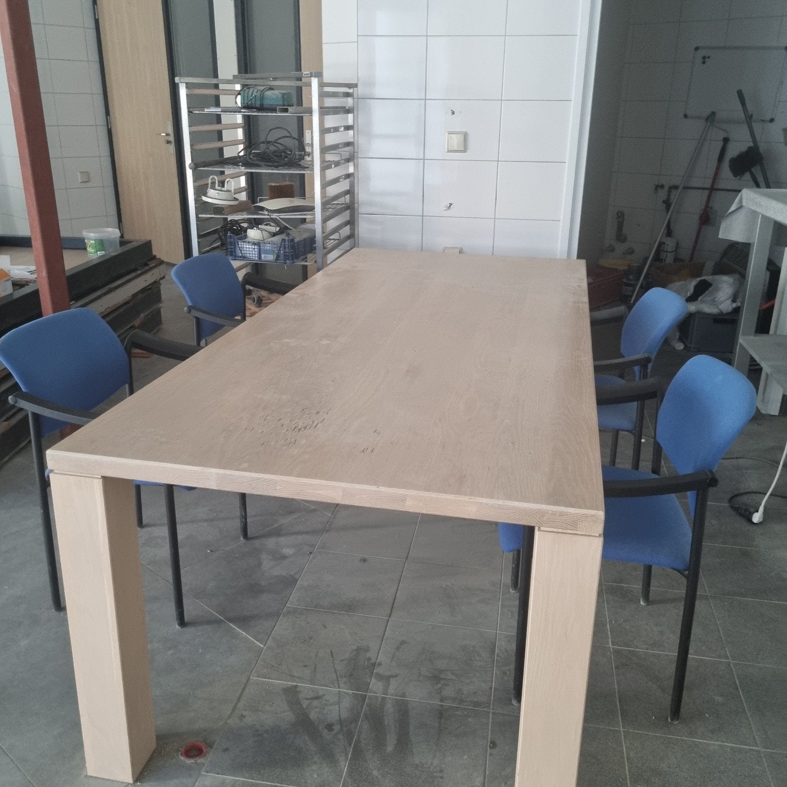 Grote houten tafel met 4 blauwe stoelen, Modern en functioneel, Gebruikt, 200 cm of meer, 50 tot 100 cm