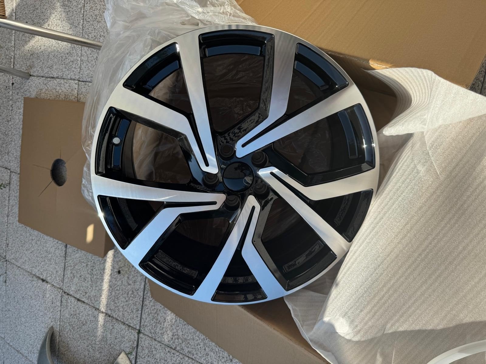 Aangeboden:  BERGAMO VELGEN, Ophalen, 18 inch, Nieuw, Band(en)