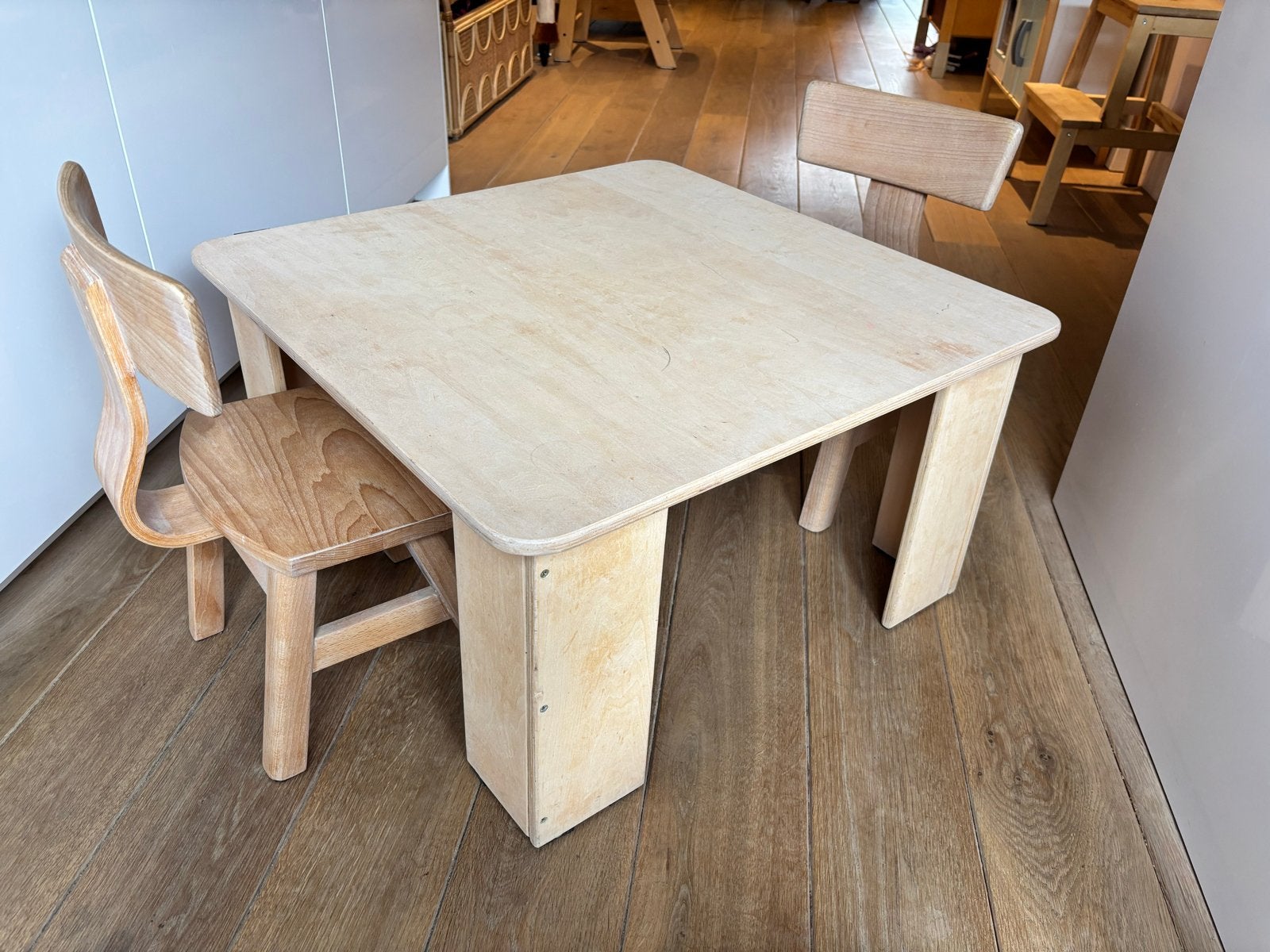 Vintage houten Schilte kinderzitje: tafel en 2 stoeltjes, Kinderen en Baby's, Kinderkamer | Tafels en Stoelen, Ophalen, Gebruikt