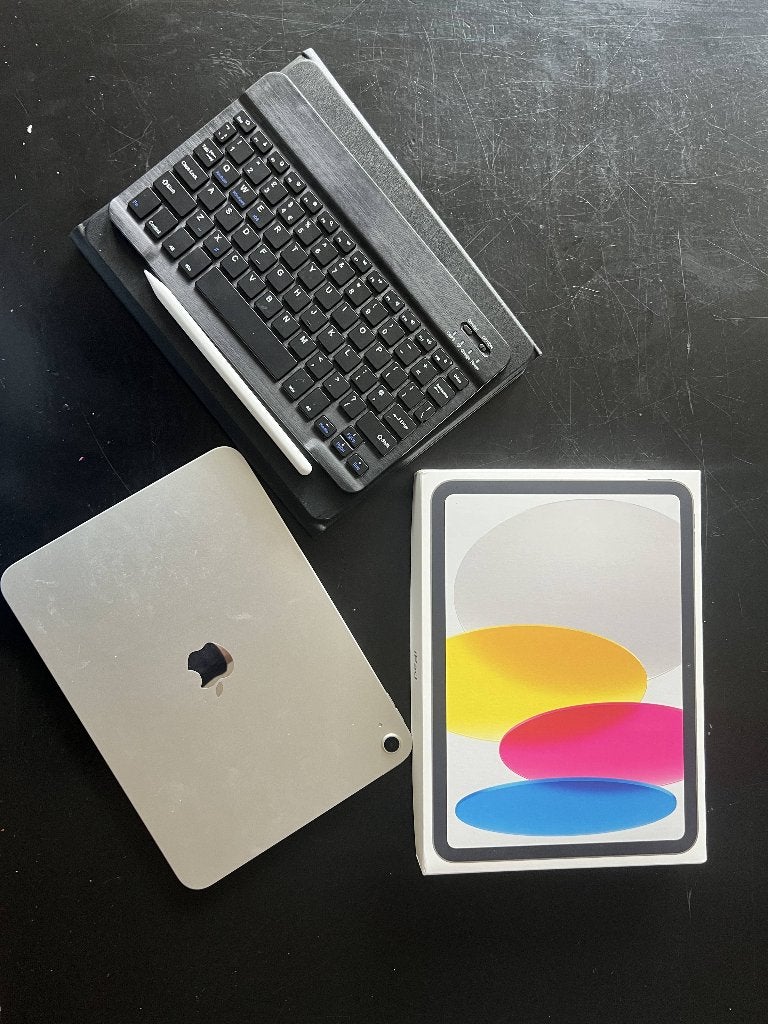 iPad 11th Generation (2025) + Keyboard Case + Stylus, Apple iPad, 11 inch, Ophalen of Verzenden, Zo goed als nieuw