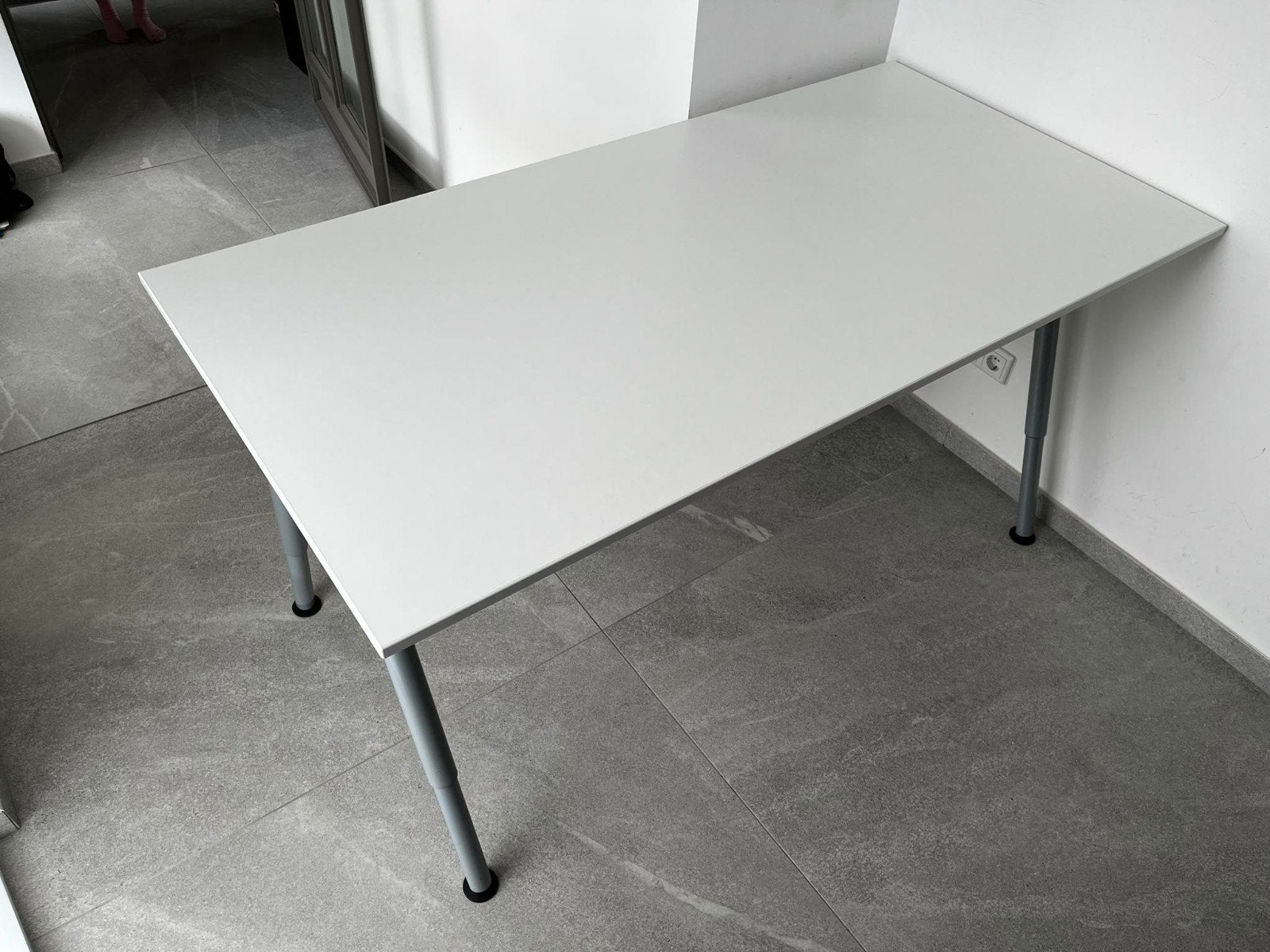 IKEA THYGE Bureau - Wit met verstelbare poten, Gebruikt, In hoogte verstelbaar, Metaal, Ophalen of Verzenden