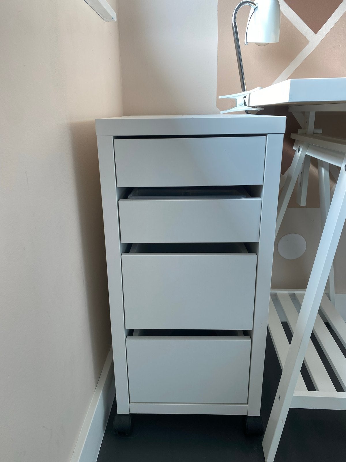 IKEA Linnmon / Adils bureau met Alex ladeblok, Met lades, Spaanplaat of MDF, Ophalen of Verzenden, Zo goed als nieuw