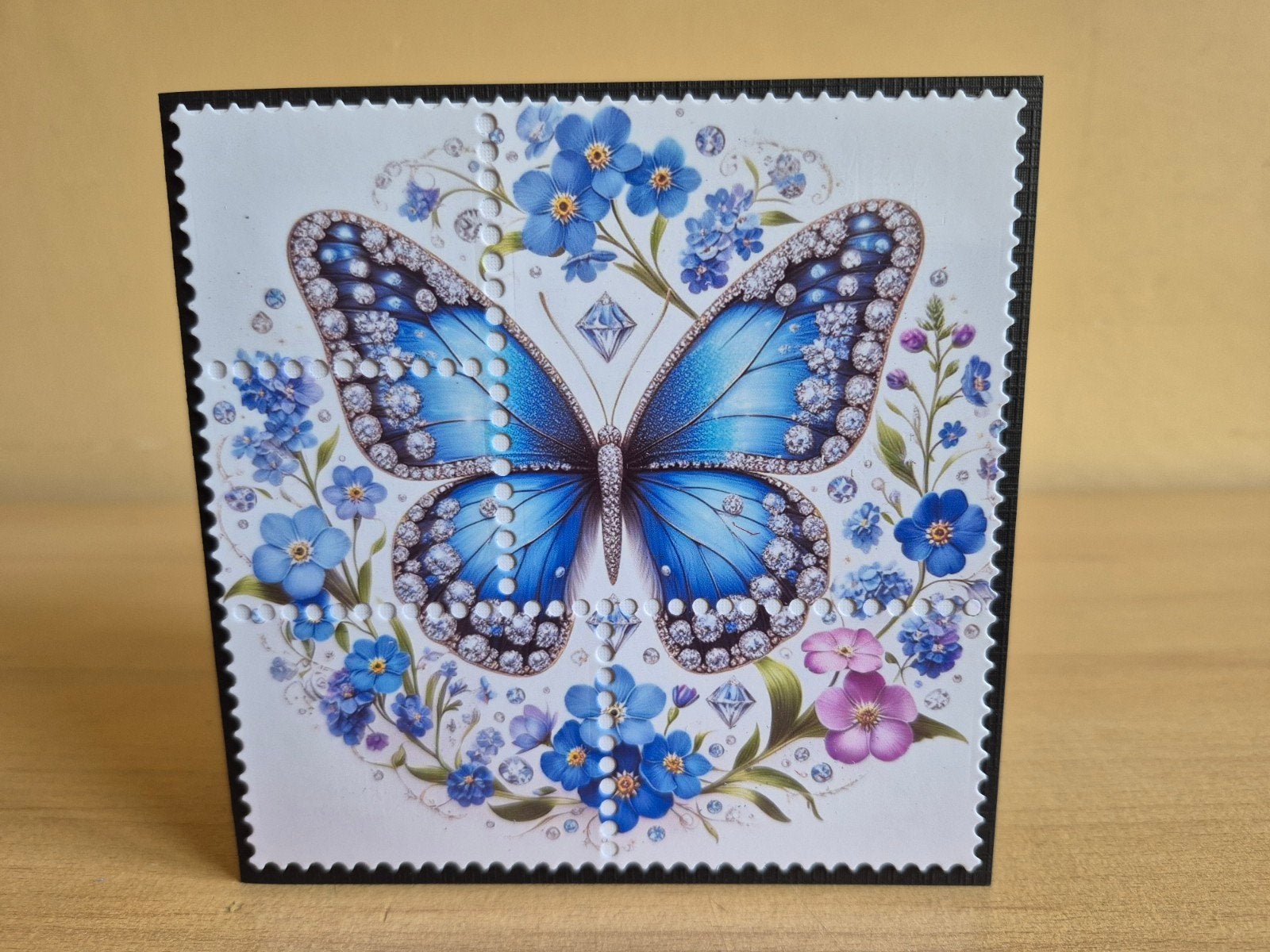489a) zelfgemaakte kaart- postzegel- blauwe vlinder, Hobby en Vrije tijd, Ophalen of Verzenden, Nieuw