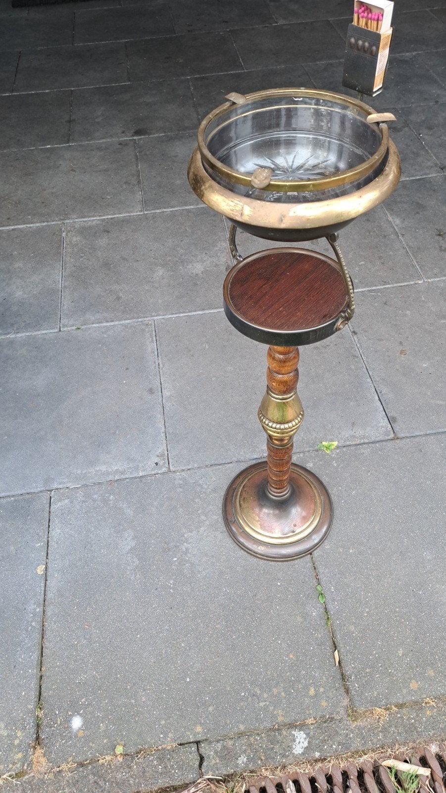 Vintage staande asbak met glazen schaal en houten details, Ophalen