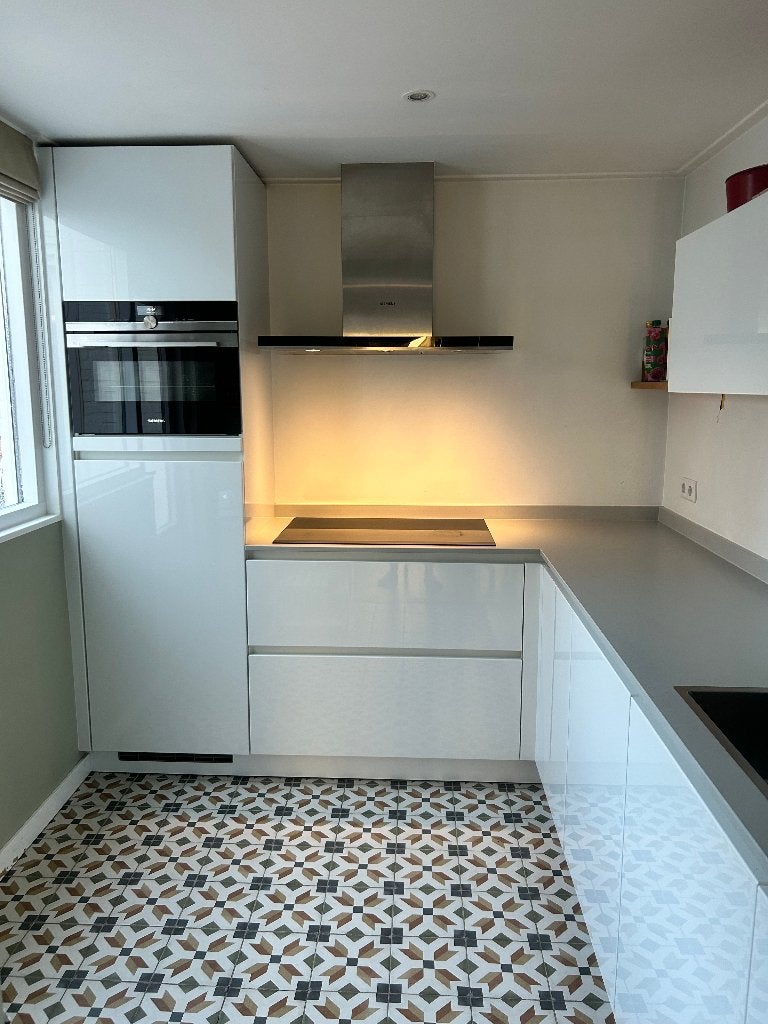 Schüller hoogglans keuken met composiet blad + Siemens app., Ophalen, Gebruikt, Wit, Hoekkeuken