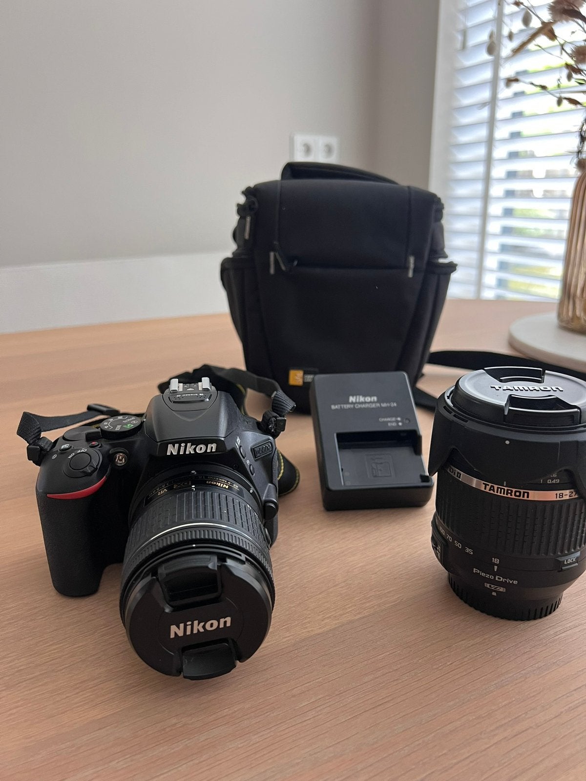 Nikon D5600 incl. 2 lenzen, zonnekap, cameratas, accu +lader, Ophalen, Zo goed als nieuw, Telelens