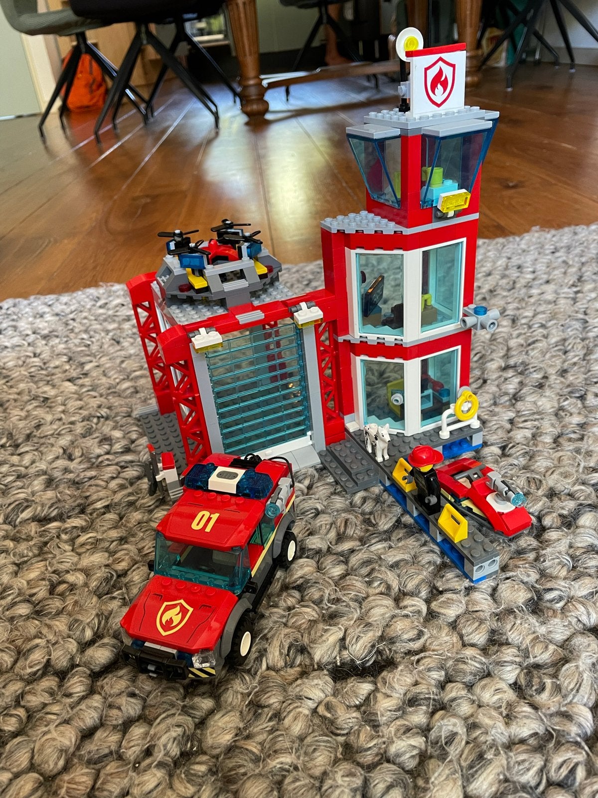 LEGO City Brandweerkazerne 60215 met voertuigen en drone, Ophalen of Verzenden, Gebruikt