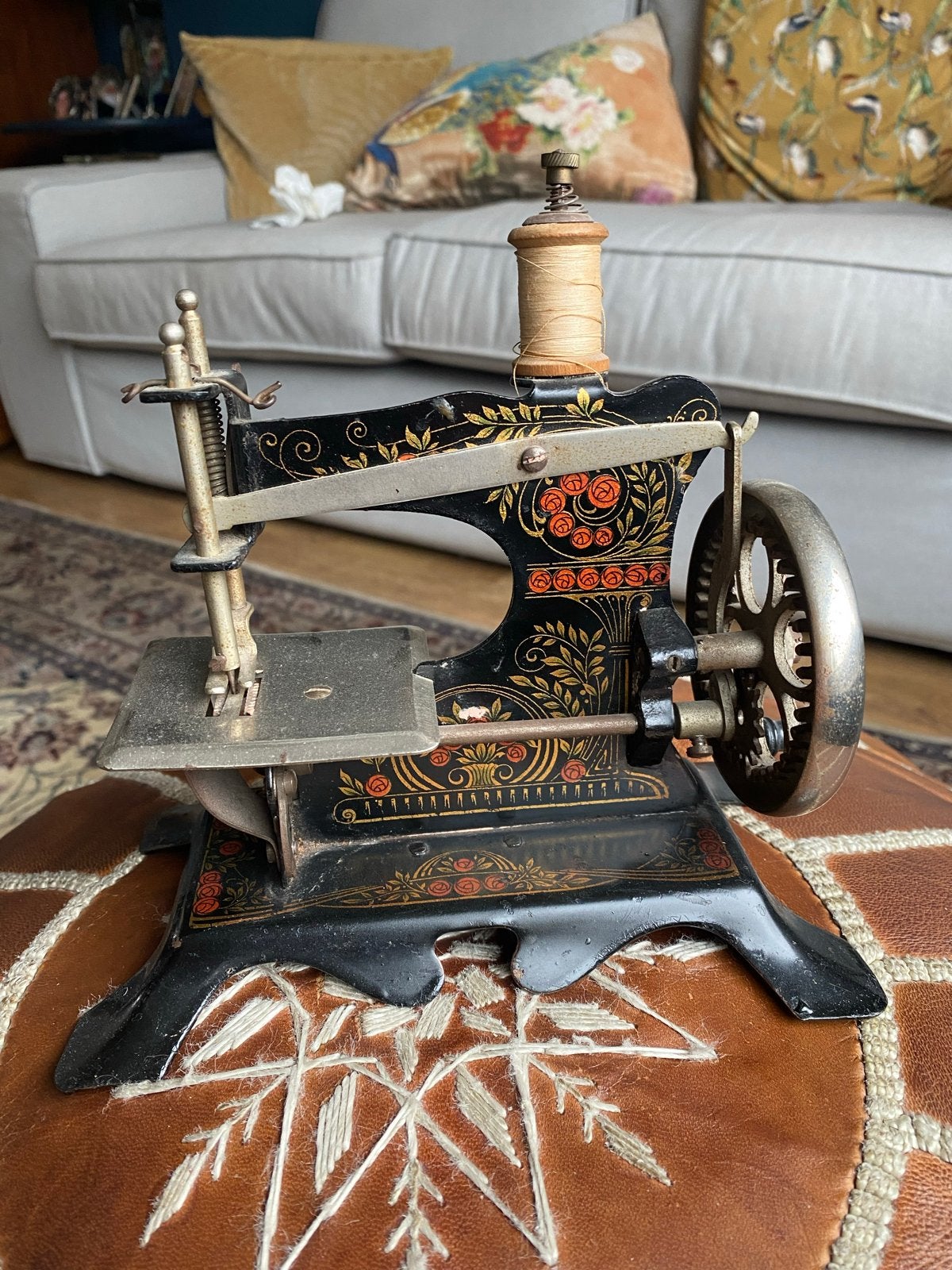Antieke Miniatuur Naaimachine met Rozen Decoratie, Antiek en Kunst, Antiek | Naaimachines, Ophalen