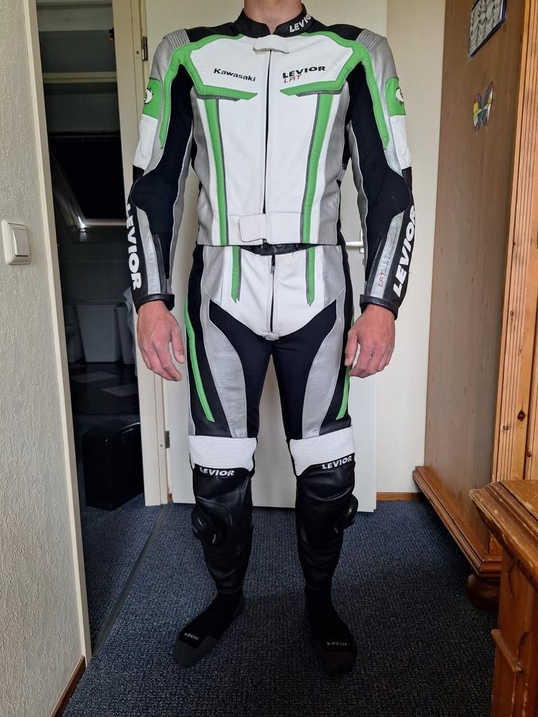 Levior Kawasaki tweedelig motorpak - Leer - Zwart/Wit/Groen, Motoren, Kleding | Motorkleding, Ophalen, Levior, Tweedehands, Heren