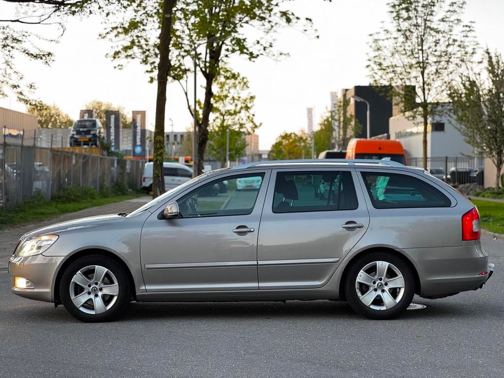 Skoda Octavia Combi 1.8 TSI Elegance Business Line|AUT DSG|N, Auto's, Skoda, 15 km/l, Gebruikt, 650 kg, 161 pk
