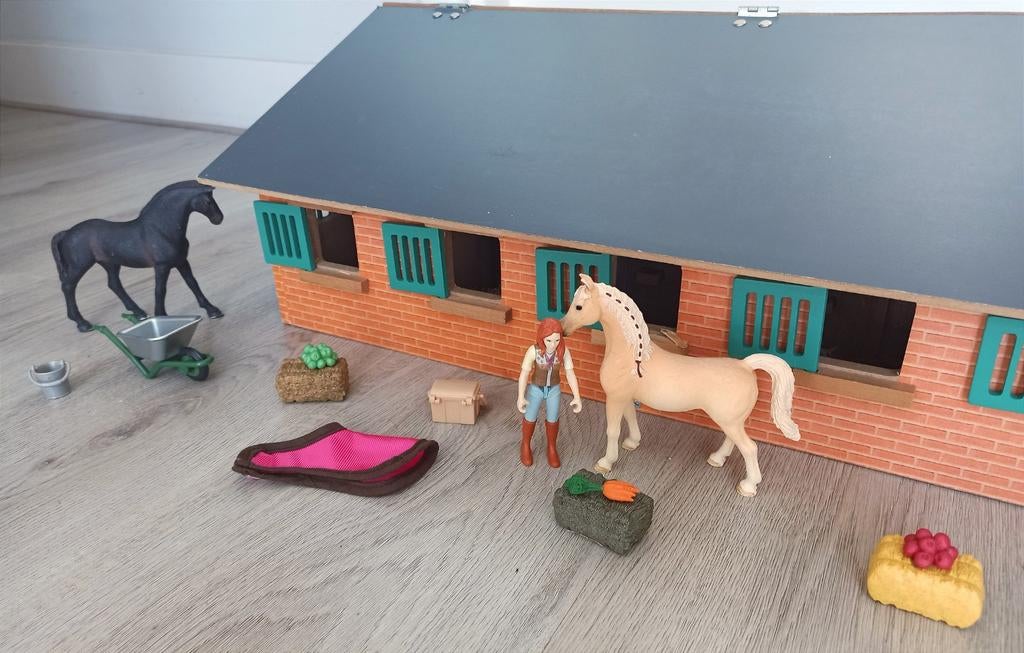 Grote houten paardenstal met Schleich paarden en toebehoren, Ophalen of Verzenden, Gebruikt, Poppenhuis