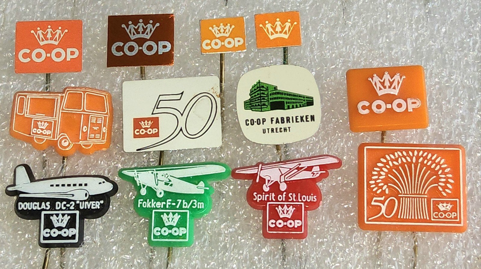 12 Vintage CO-OP Speldjes - Vliegtuigen, Bus, Jubileum, Verzamelen, Ophalen of Verzenden, Gebruikt, Transport, Speldje of Pin
