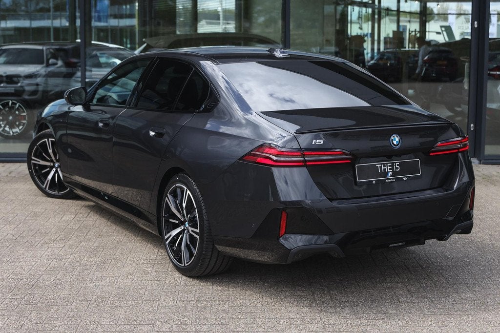 BMW i5 eDrive40 M Sport / Achteruitrijcamera / Adaptieve LED, Auto's, BMW, 2095 kg, Achterwielaandrijving, Nieuw, Sedan